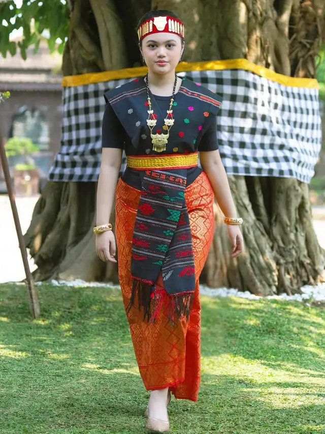 Pesona Amora Lemos Putri Krisdayanti Dibalut Kain Ulos Batak. [@amora_lemos05]