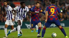 Megabintang Barcelona, Lionel Messi, mengontrol bola melewati hadangan pemain Real Valladolid, Mohammed Salisu dalam pertandingan pekan ke-11 La Liga  di Camp Nou, Selasa (29/10/2019). Barcelonamenutup laga dengan kemenangan 5-1 lewat gol tambahan dari Lionel Messi dan Luis Suarez. (AP/Joan Monfort)