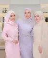 Fuji An dan Davina Karamoy sama-sama baru saja hadir di acara brand fashion asal Malaysia. Keduanya pun tampil berhijab dipadukan baju model kurung. [@fuji_an]