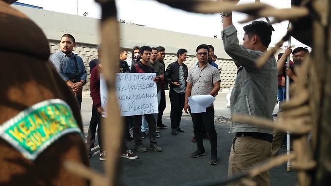 Unjuk rasa menuntut penuntasan sejumlah kasus korupsi mangkrak berlangsung di Kantor Kejati Sulsel (Liputan6.com/ Eka Hakim)