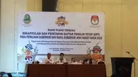 Ketua KPU Jawa Barat Yayat Hidayat mengumumkan jumlah pemilih tetap (DPT) Pemilu Gubernur 2018 mencapai 31.735.133 orang, di Trans Luxury Hotel Jalan Gatot Subroto, Bandung, Sabtu, 21 April 2018. (Liputan6.com/Arie Nugraha)