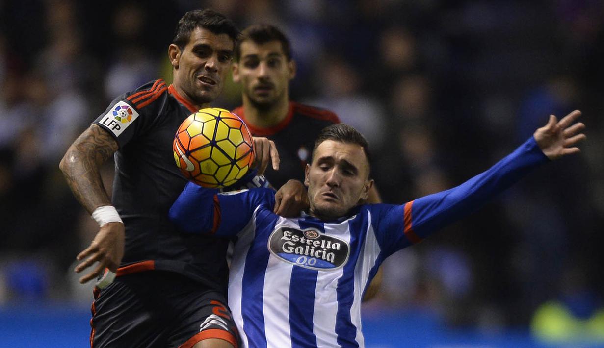 4. Lucas Perez, akhirnya Arsenal berhasil mendapatkan striker baru. Melalui situs resminya, The Gunners menyambut bomber yang didatangkan dengan harga 17 juta pounds dari Deportivo itu. (AFP/Miguel Riopa)