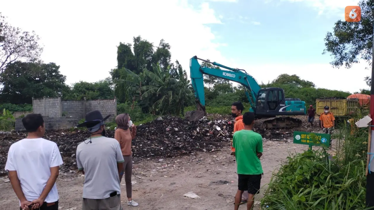 Munggahan Warga Dan Heni Sulastri, Gotong Royong Bersihkan Gunungan Sampah Di Ibu Kota Banten. (Sabtu, 02/04/2022). (Liputan6.com/Yandhi Deslatama).