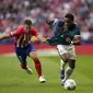 Bek Atletico Madrid Cesar Azpilicueta berebut bola dengan gelandang Feyenoord, Quinten Timber pada matchday kedua Grup E Liga Champions di Stadion Wanda Metropolitano, Kamis (5/10/2023) dini hari WIB. (AP Photo/Bernat Armangue)