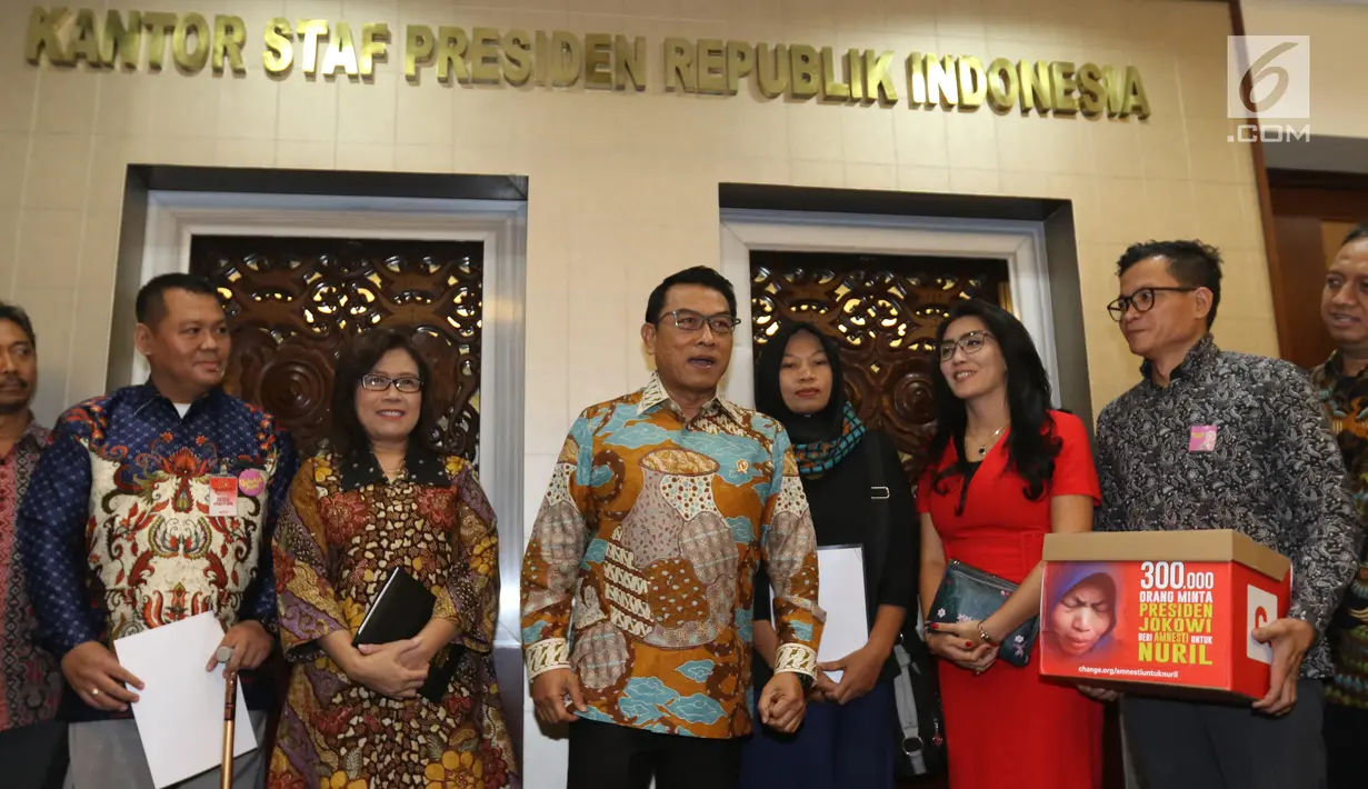 Kepala Staf Kepresidenan, Moeldoko (tengah) menerima kedatangan terpidana kasus pelanggaran UU ITE, Baiq Nuril Maknun di Kompleks Istana Kepresidenan, Senin (15/7/2019). Kedatangan Baiq Nuril untuk menyerahkan surat pengajuan amnesti ke Presiden Joko Widodo (Jokowi). (Liputan6.com/Angga Yuniar)