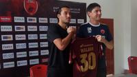 Pemain anyar PSM, Ezra Walian, dan Darije Kalezic di Makassar, Sabtu (7/9/2019). (Bola.com/Abdi Satria)