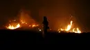 Petugas pemadam kebakaran sedang memantau api di hutan kawasan California, AS, Senin (3/8/2015). Sedikitnya 9.000 petugas damkar berjuang mengatasi sebanyak 18 kebakaran hutan yang melanda Negara Bagian California, AS. (Reuters/ Stephen Lam) 