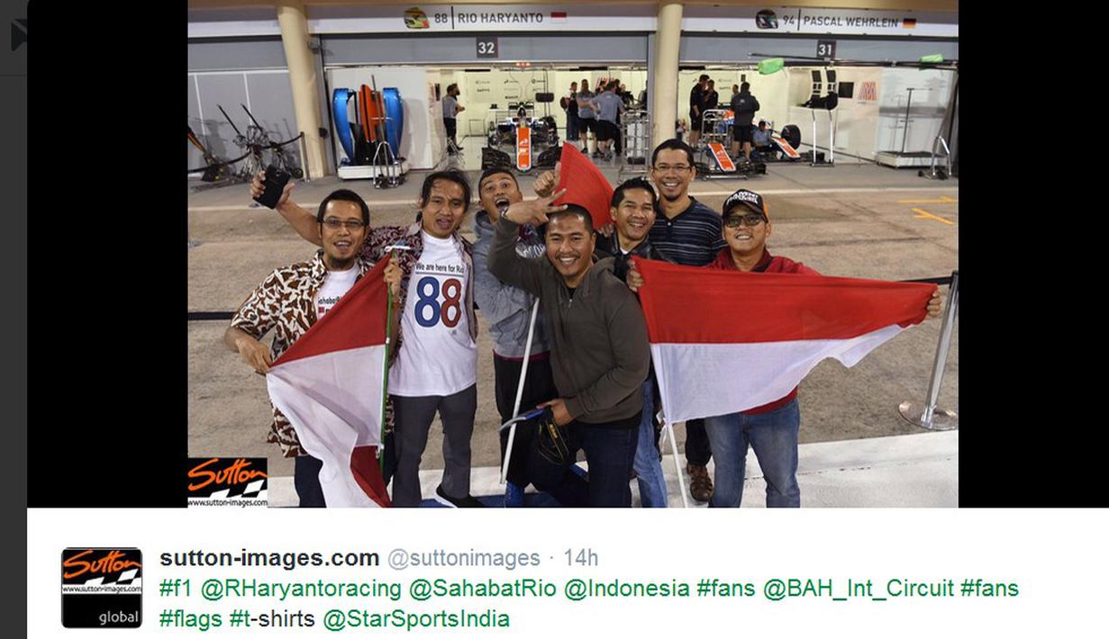 Warga Indonesia di Bahrain memberikan dukungan langsung kepada Rio Haryanto di depan paddock Manor Racing di Sirkuit Internasional Sakhir, Bahrain, Kamis (31/3/2016). (Bola.com/Twitter)