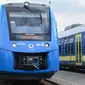 Kereta api bertenaga hidrogen pertama di dunia tiba di stasiun untuk memulai layanan komersial di Bremervoerde, Jerman, 16 September 2018. Dinamakan Coradia iLint, kereta ini dibuat oleh perusahaan asal Prancis, Alstom. (AFP / Patrik STOLLARZ)