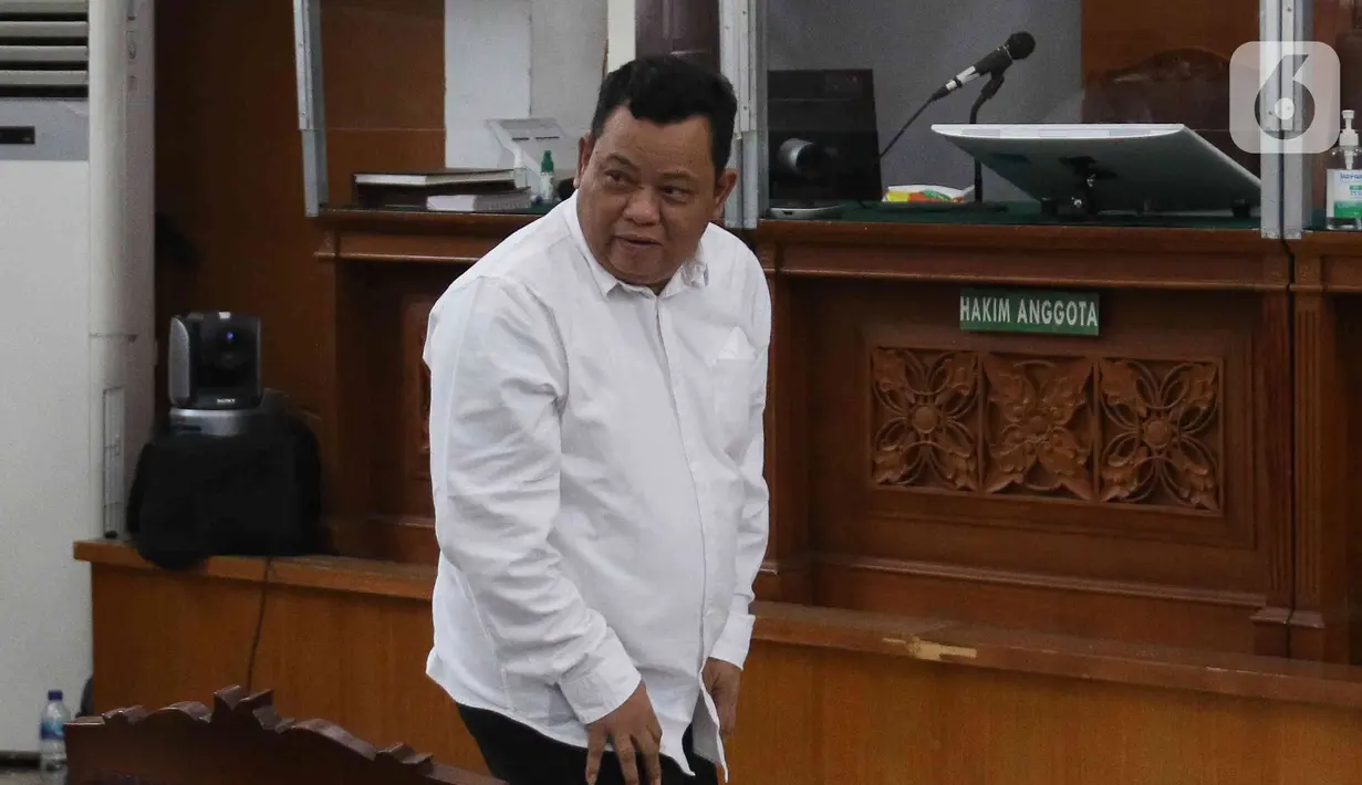 Kuat Ma'ruf terdakwa kasus dugaan pembunuhan berencana Nofriansyah Yosua Hutabarat atau Brigadir J bersiap mengikuti sidang lanjutan di PN Jakarta Selatan, Jakarta, Selasa (31/1/2023). Tuntutan dengan hukuman 8 penjara diberikan JPU berdasarkan dakwaan premier Pasal 340 dan Pasal 55 ayat (1) ke-1 KUHP. Hukuman itu lebih ringan dibandingkan dengan hukuman maksimal yang mencapai pidana mati. (Liputan6.com/Herman Zakharia)