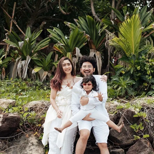 Rayakan Ultah Pernikahan Keempat, Ini 6 Momen Mesra Kunto Aji dan Istri