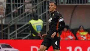Bek Timnas Indonesia, Jay Idzes, resmi dipercaya sebagai kapten utama Venezia pada musim ini. (dok. Instagram Jay Idzes)