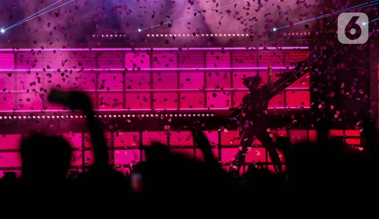 Bring Me The Horizon menghentak panggung Next Fest 2024 lewat lagu hits mereka, Happy Song, Sleepwalking, hingga Parasite Eve. (Liputan6.com/Herman Zakharia)