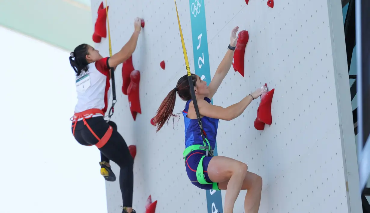 Atlet panjat tebing Indonesia, Desak Made Rita Kusuma Dewi (kiri) berlomba menghadapi wakil Amerika Serikat, Piper Kelly pada babak eliminasi cabor panjat tebing nomor speed putri Olimpiade Paris 2024 di Le Bourget, Paris, Senin (5/8/2024). (Dok. NOC Indonesia)