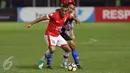 Penyerang Persija, Bruno da Silva Lopes berusaha keluar dari kawalan pemain Madura United saat laga lanjutan Liga 1 di Stadion Patriot Candrabhaga, Bekasi, Kamis (4/5). Persija kalah 0-1 dari Madura United. (Liputan6.com/Helmi Fithriansyah)