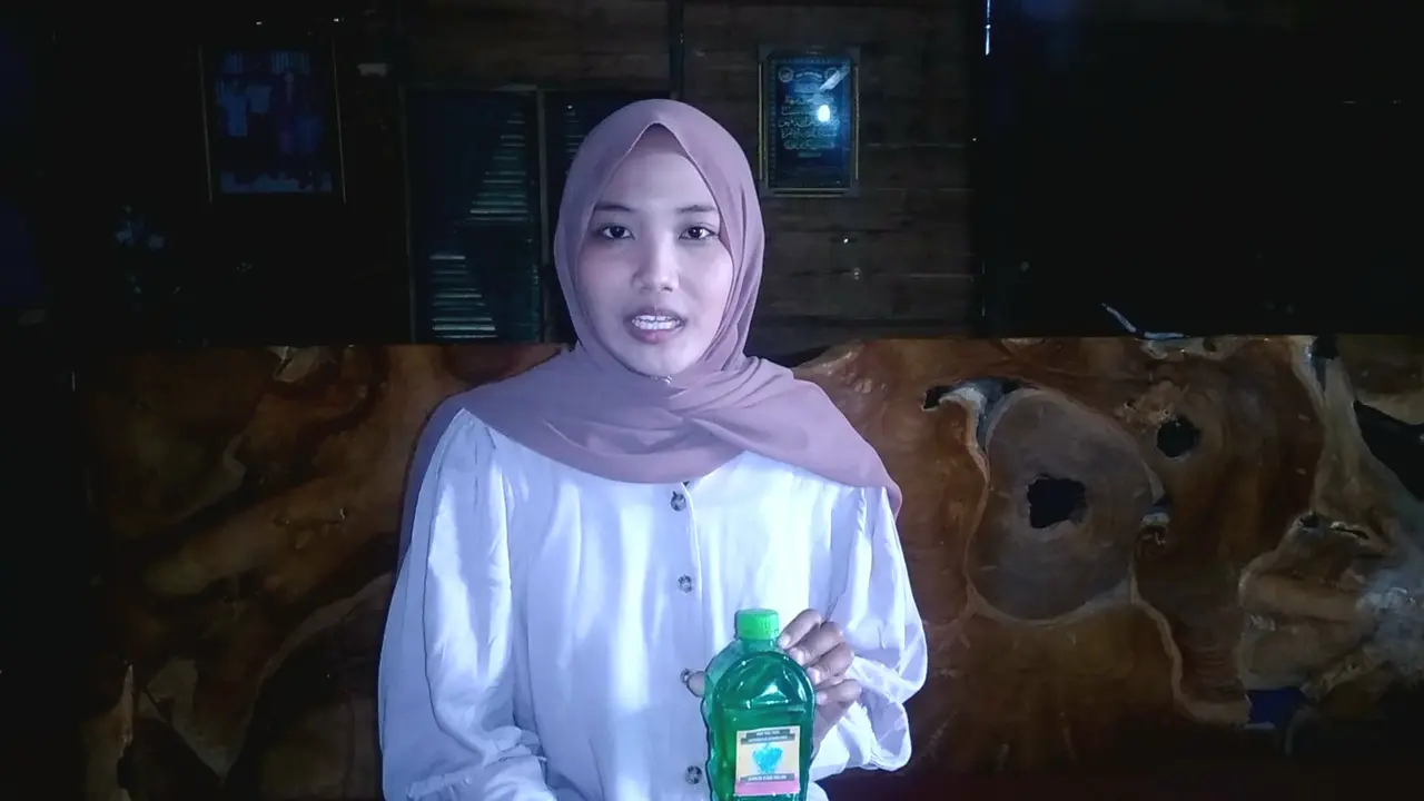 Hesti Noviska Darmayanti, Mahasiswi S1 jurusan teknik kimia di Universitas Diponegoro Semarang saat ditemui Liputan6.com di kediamannya Desa Sumberejo, Kecamatan Ngawen, Kabupaten Blora. (Liputan6.com/Ahmad Adirin)