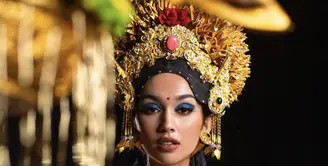 Sophia memakai kostum bertajuk Bali Sundarman - The Beauty Within Holy Blessing di Miss Grand International 2021.  (@thesophiarogan)