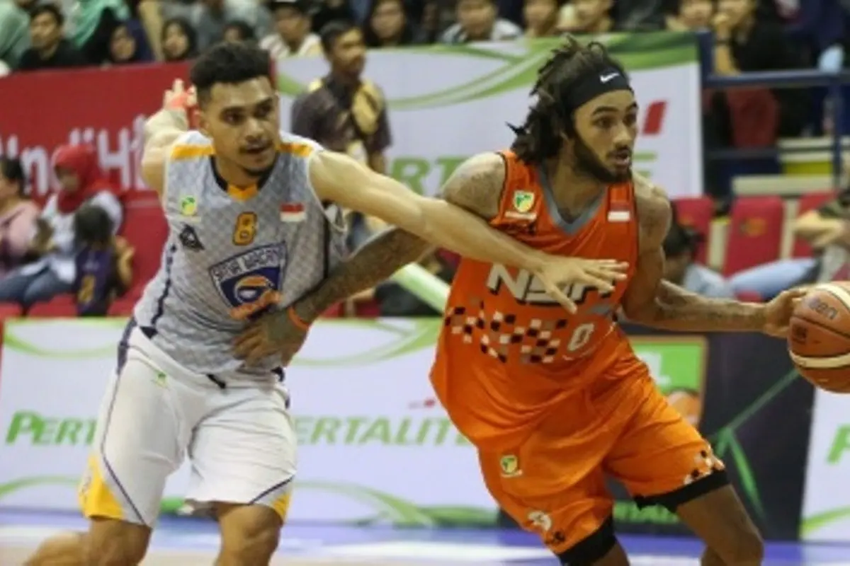 Point guard NSH Jakarta, Gary Jacobs (kanan).
