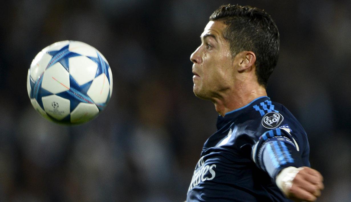 Pemain Real Madrid, Cristiano Ronaldo mengontrol bola saat laga Liga Champions melawan Malmo FF di Stadion Malmo New, Swedia, Kamis (1/10/2015). Madrid berhasil menang 2-0. (Reuters/Andres Wiklund)