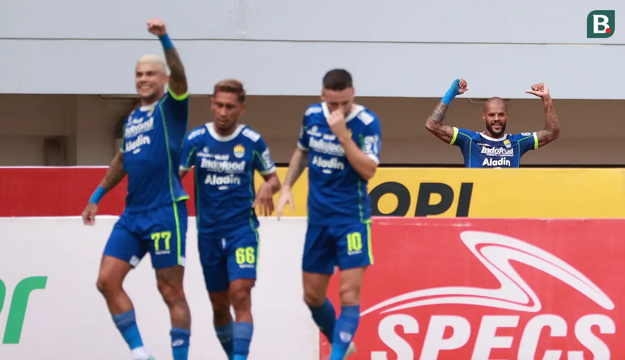 Selebrasi pemain Persib Bandung, David da Silva (kanan) setelah menjebol gawang Borneo FC dalam pertandingan lanjutan BRI Liga 1 2022/2023 yang berlangsung di Stadion Pakansari, Bogor, Kamis (26/1/2023). (Bola.com/Ikhwan Yanuar)