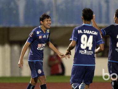 Pemain Arema FC, Adam Alis merayakan gol ke gawang  Sriwijaya FC pada babak delapan besar Piala Presiden 2017 di Stadion Manahan, Solo. Jumat (26/2/2017). (Bola.com/Nicklas Hanoatubun)