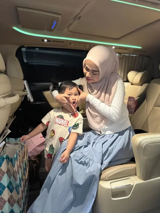 Jadi single mom, Ria Ricis beranjak ke usia kepala tiga. Ia terlihat rutin mengunggah momen kebersamaan dengan Moana, putri semata wayangnya.  (Liputan6.com/IG/@riaricis1795)