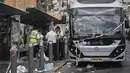 Polisi Israel menyebut insiden tersebut terjadi di Persimpangan Ramot ketika dua penyerang datang dengan mobil, lalu melepaskan tembakan ke arah warga yang sedang menunggu bus. (AP Photo/Mahmoud Illean)