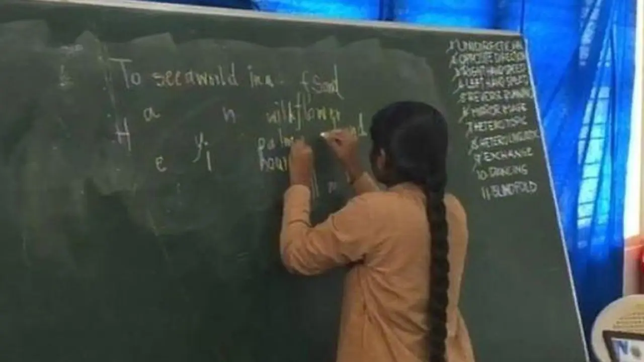 Bikin Takjub, Gadis Ini Mampu Menulis 45 Kata dengan Kedua Tangan dalam 1 Menit