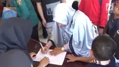 Sejumlah warga kota Makassar, sili berganti mendatangi lokasi pengungsian korban gempa selamat yang terjadi di Palu dan kabupaten Donggala Sulawesi Tengah.