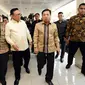 Ketua Dewan Pakar PartaiGolkar, Agung Laksono (keduakiri) berjalan bersama Ketua Umum, Setya Novanto jelang Rapat Pleno XI Dewan Pakar di Jakarta, Jumat (21/7). Rapat membahas perkembangan strategis aktual. (Liputan6.com/HelmiFithriansyah)