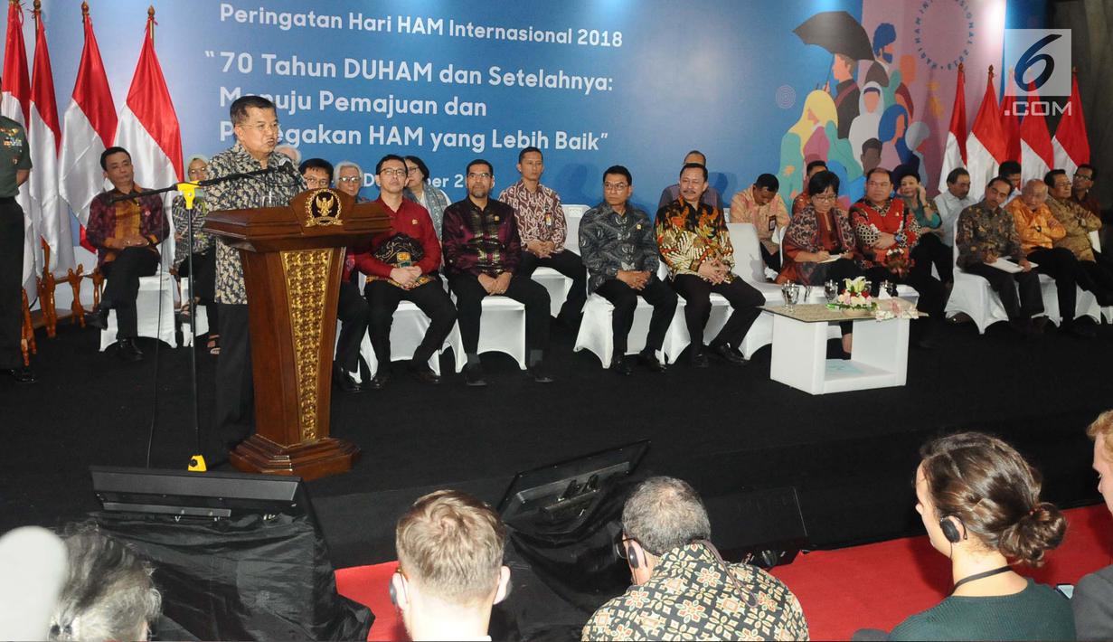 Wakil Presiden Jusuf Kalla saat memberikan sambutan peringatan hari Hak Asasi Manusia (HAM) internasional 2018 di kantor Komnas HAM, Jakarta, Selasa (11/12). (Liputan6.com/Angga Yuniar)