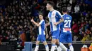 Perayaan gol pemain Espanyol sempat memperkecil ketertinggalan pada menit ke-15 pada laga lanjutan La Liga yang berlangsung di stadion Cornellà-El Prat, Espanyol, Senin (28/1). Espanyol tumbang 2-4 kontra Real Madrid. (AFP/Josep Lago)