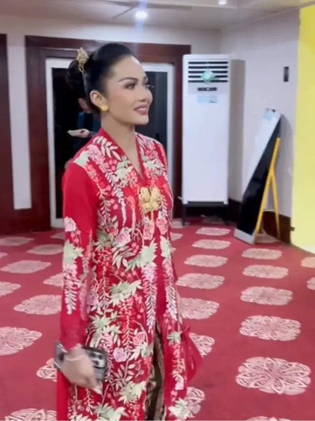 6 Potret Krisdayanti di Acara Hari Ibu Bersama Megawati, Anggun Berkebaya Panjang