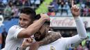 Pemain Real Madrid, Isco (kanan) merayakan golnya bersama James Rodriguez saat melawan Getafe  pada lanjutan La Liga Spanyol di Stadion Colisseum Alfonso Perez, Getafe, Sabtu (16/4/2016) malam WIB. (AFP/Gerard Julien)