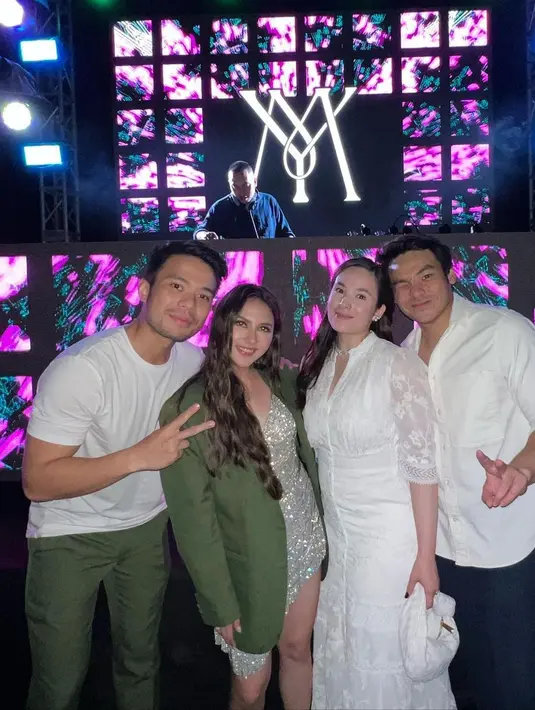 Kebersamaan Chelsea-Rob Clinton bersama Jessica Mila dan Yakup Hasibuan yang gelar resepsi di Bali. Di foto ini, keduanya kompak tampil dengan busana all white. [Foto: IG/robclintonkardinal].