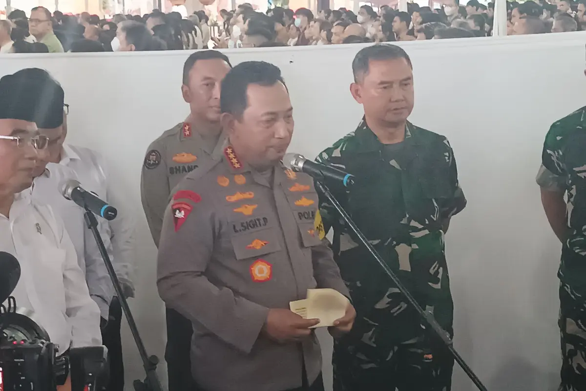Kapolri Jenderal Listyo Sigit Prabowo menyambangi Gereja Katedral Jakarta.