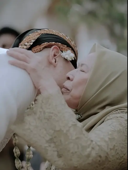 Potret Bunga Citra Lestari Alias BCL dan Tiko sungkem kepada orangtua Ashraf Sinclair (Tangkapan Layar Instagram Pribadi BCL)