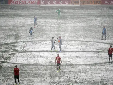 Para pemain Atlanta United bersiap melawan tuan rumah, Minnesota United pada laga MLS di Stadion TCF Bank, Amerika Serikat, Minggu (12/3/2017). Bermain di suhu minus enam derajat celcius, Atalanta berhasil menang 6-1 atas Minnesota. (AP/Jeff Wheeler) 