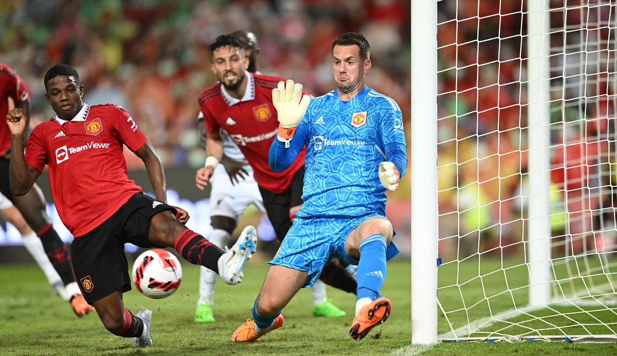 Tom Heaton. Kiper berusia 36 tahun ini kembali memperkuat Manchester United usai didatangkan secara gratis dari Aston Villa pada awal musim 2021/2022. Ia sejatinya juga produk Akademi MU yang dipromosikan ke tim senior pada awal musim 2004/2005. Namun karena tak mampu menembus skuad utama ia akhirnya lebih banyak dipinjamkan ke beberapa klub hingga akhirnya dilepas gratis ke Cardiff City sejak awal musim 2010/2011. (AFP/Manan Vatsyayana)