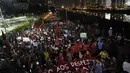 Di Brasil, ratusan massa kembali berunjuk rasa menentang kebijakan pembelanjaan dana untuk penyelenggaraan Piala Dunia, (23/5/2014). (REUTERS/Nacho Doce)