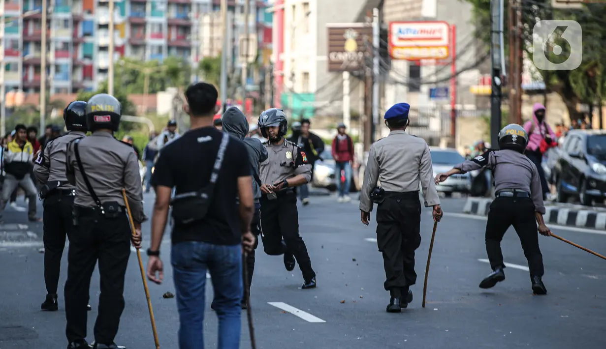 Sejumlah aparat kepolisian terlibat bentrok dengan massa di kawasan Pejompongan, Jakarta, Rabu (7/10/2020). Belum bisa dipastikan apakah aksi tersebut berkaitan dengan isu aksi penolakan pengesahan UU Omnibus Law Cipta Kerja. (Liputan6.com/Faizal Fanani)
