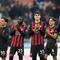 Skuad AC Milan memberikan tepuk tangan pada fans di San Siro usai laga lawan Sassuolo pekan ke-16 Liga Italia 2025/2026, Minggu (14/12/2025). (AP Photo/Luca Bruno)
