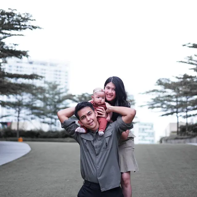 Menanti 8 Tahun, Ini 7 Potret Kompak Indra Sinaga dan Istri Asuh Buah Hati