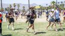 Pengunjung berlarian menuju tenda merchandise di Coachella Music and Arts Festival, Empire Polo Club, Indio, California, Amerika Serikat, 16 April 2022. Niki Zefanya dan Rich Brian menjadi musisi Indonesia pertama yang tampil di Coachella. (Photo by Amy Harris/Invision/AP)