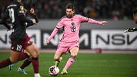 Pemain Inter Miami, Lionel Messi (kanan) berusaha mencetak gol ke gawang pemain Vissel Kobe pada laga persahabatan di National Stadium, Tokyo, Jepang, Rabu (07/02/2024). (AFP/Philip Fong)