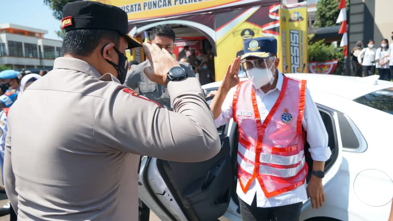 Menhub Budi Karya meninjau penerapan ganjil-genap di Simpang Gadog, Puncak, Jawa Barat, Sabtu(18/9)