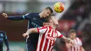 Pemain Stoke City, Marko Arnautovic berduel dengan pemain Manchester City, Martin  Demichelis di Stadion Britania, Sabtu (5/12/2015).  (Reuters/Carl Recine)