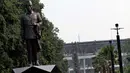 Patung Presiden RI 1 Soekarno berdiri di depan Pintu 5 GBK, Jakarta, Rabu (11/7). Pemasangan Patung tersebut dilakukan jelang perhelatan bergengsi Asian Games pada 18 Agustus 2018 di Jakarta dan Palembang. (Liputan6.com/Johan Tallo)