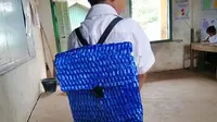 Bocah SD asal Kamboja yang pakai tas sekolah buatan ayahnya. (dok. Facebook @Sophous Suon)
