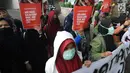 Mahasiswa yang tergabung dalam KAMMI Bogor melakukan aksi menolak harga kenaikan BBM di Jalan Ir. H.Djuanda, Bogor (29/03). Selain itu mereka juga menuntut pemerintah menjamin ketersedian BB subsidi bagi masyarakat. (Merdeka.com/Arie Basuki)